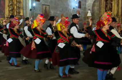 Grupo Sabor Añejo de Montehermoso bailando una jota