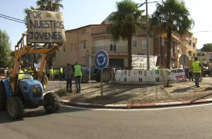 Manifestantes y tractores en la protesta de Villanueva de la Sierra