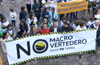 Manifestación contra el vertedero de Salvatierra 