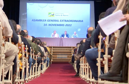 Asamblea de la Comunidad de Regantes de Tierra de Barros en el Teatro Carolina Coronado de Almendralejo