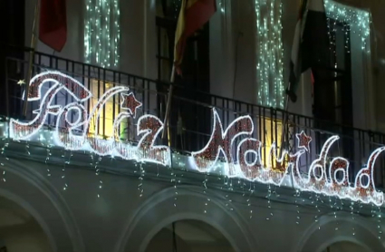 Fachada del Ayuntamiento de Mérida con el encendido navideño