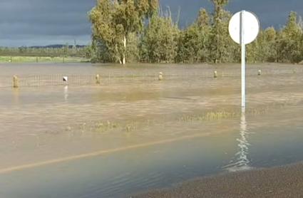 Balsas de agua en la carretera