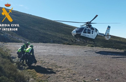 Helicóptero de rescate de montaña en la Sierra de Béjar