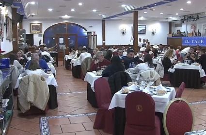 Comensales disfrutando de la comida del Día de Reyes 2023 en Mérida.