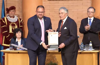 Entrega del reconocimiento a Juan Ignacio Barrero como Hijo Predilecto por parte del alcalde de Mérida, Antonio Rodríguez Osuna