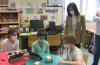 Visita de la consejera de educación al aula hospitalaria del Materno Infantil 