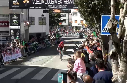 Llegada a meta de la tercera etapa de la Vuelta Ciclista a Extremadura Femenina