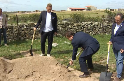 Guillermo Fernández Vara en un acto de primera piedra.