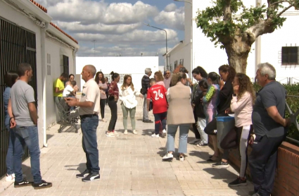 Vecinos de Alcazaba concentrados frente al colegio de la pedanía