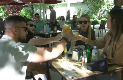 Brindis entre amigos en una terraza de Cáceres por San Jorge