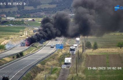 Camión ardiendo en la A-5 en Lagartera (Castilla La Mancha)
