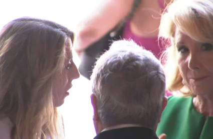 María Guardiola, presidenta del PP extremeña, conversa con la expresidenta madrileña, Esperanza Aguirre, en la toma de posesión de Isabel Díaz Ayuso como presidenta de la Comunidad de Madrid.