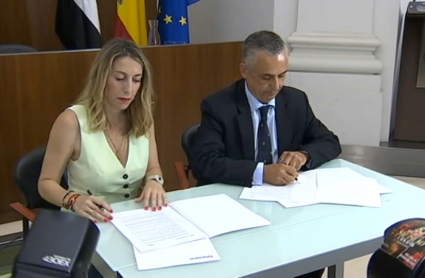 María Guardiola y Ángel Pelayo Gordillo firman el acuerdo de Gobierno entre PP y VOX