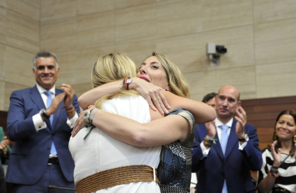 María Guardiola, presidenta electa de la Junta de Extremadura, abraza a Blanca Martín, presidenta de la Junta de Extremadura