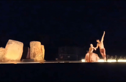 Nacho Duato bailando con las estrellas en el Dolmen de Magacela