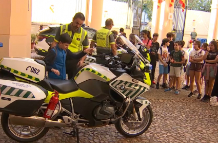 Escolares viendo las motos de la Agrupación de Tráfico de la Guardia Civil