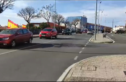 Caravana de coches en Plasencia contra la amnistía