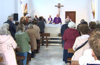 El arzobispo Celso Morga oficiando la misa de los difuntos en el cementerio nuevo de Badajoz