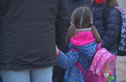 Menores extremeños a las puertas de un centro educativo