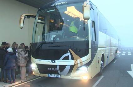 Pasajeros subiendo al autobús alternativo en el aeropuerto de Badajoz