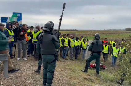 Primeros enfrentamientos serios entre manifestantes y agentes