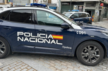 Vehículo de la Policía Nacional en Mérida tras la entrega de la menor a su madre