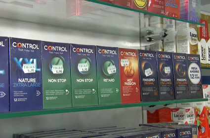 Preservativos expuestos en una farmacia