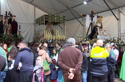 Hermanos de la Cofradía Ferroviaria tras la suspensión de la procesión