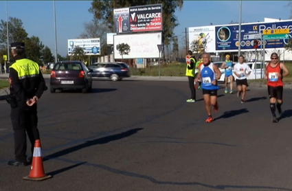 Agente de la Policía Local durante el maratón 