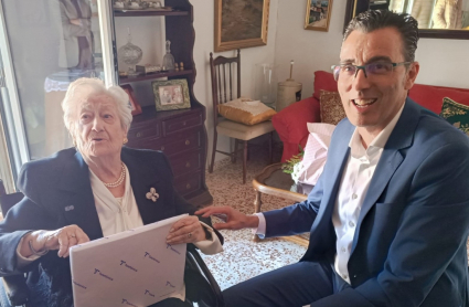 María Antonia recibe el diploma de centenaria que le ha concedido Telefónica