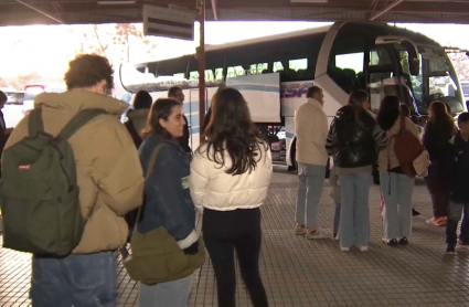Pasajeros esperando el autobús en la estación de Mérida