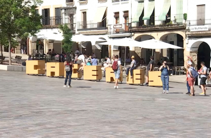 Plaza Mayor de Cáceres con turistas