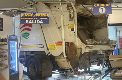 Un camión de basura se empotra contra un supermercado en Villafranca de los Barros