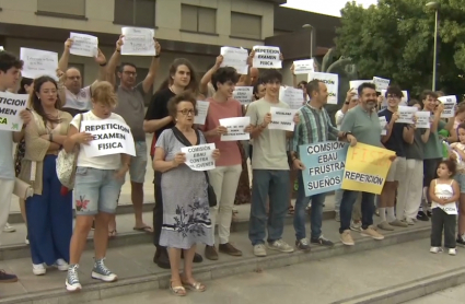 Protestas de los estudiantes de física por el examen de la EBAU